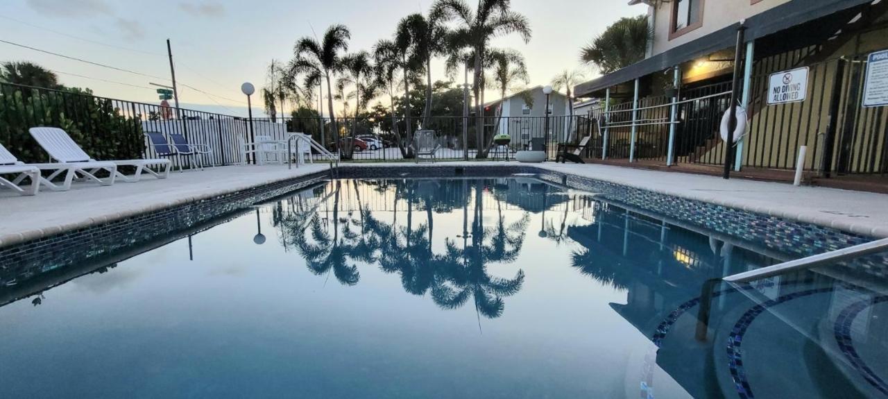 Sunny Palms Inn Лейк Уърт Екстериор снимка