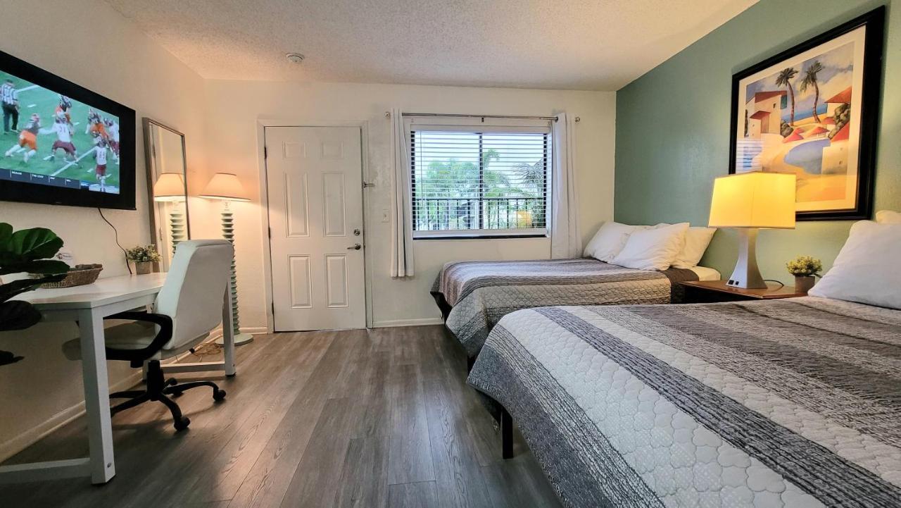 Sunny Palms Inn Лейк Уърт Екстериор снимка