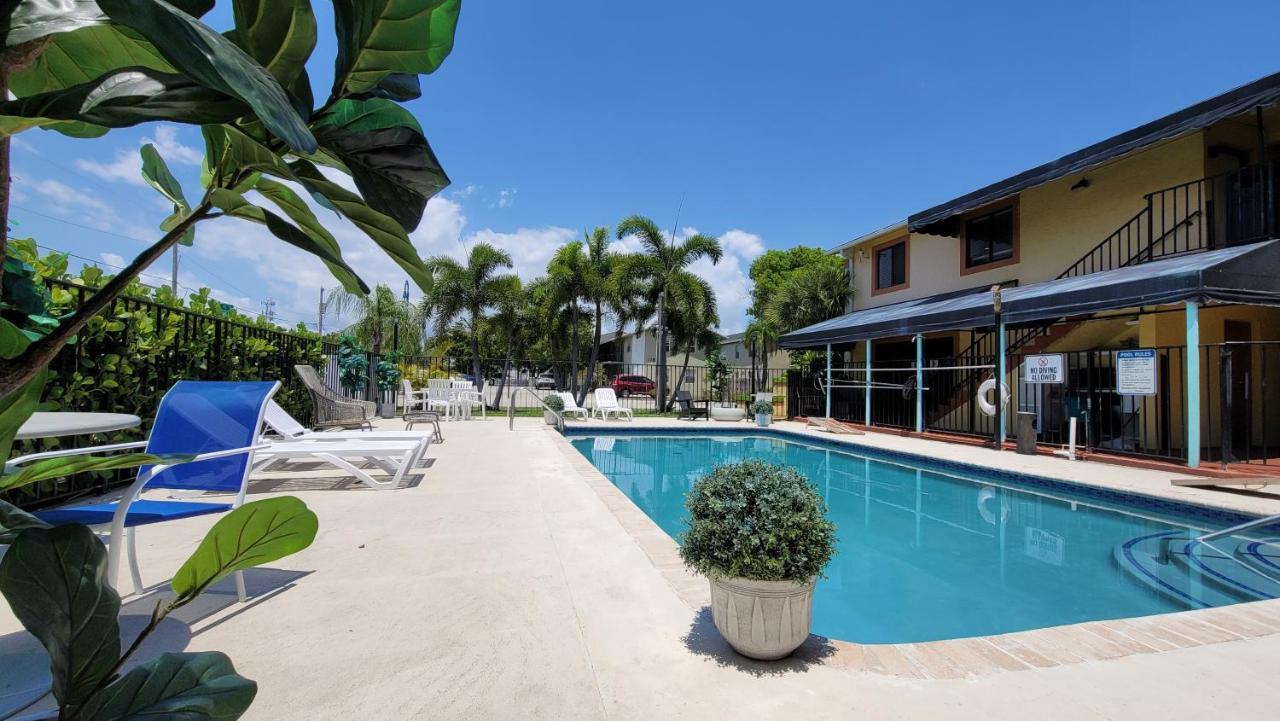 Sunny Palms Inn Лейк Уърт Екстериор снимка