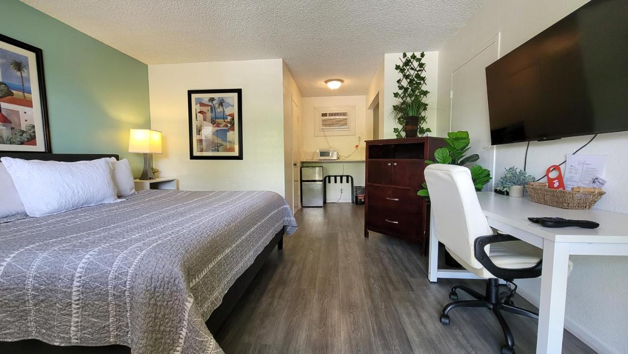 Sunny Palms Inn Лейк Уърт Екстериор снимка