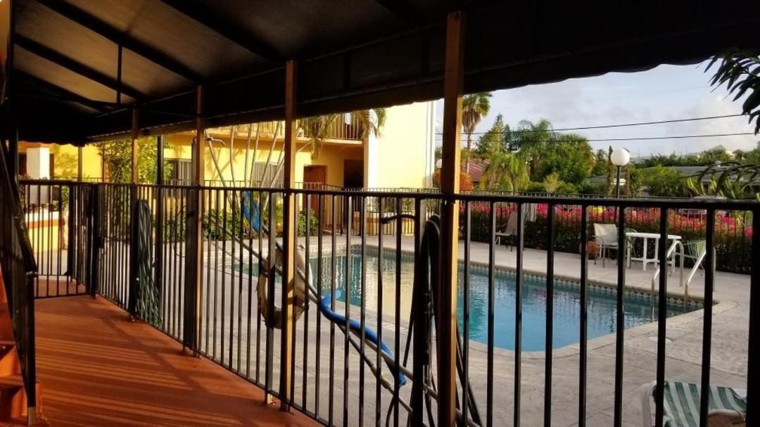 Sunny Palms Inn Лейк Уърт Екстериор снимка