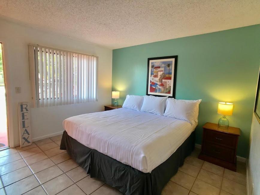 Sunny Palms Inn Лейк Уърт Екстериор снимка