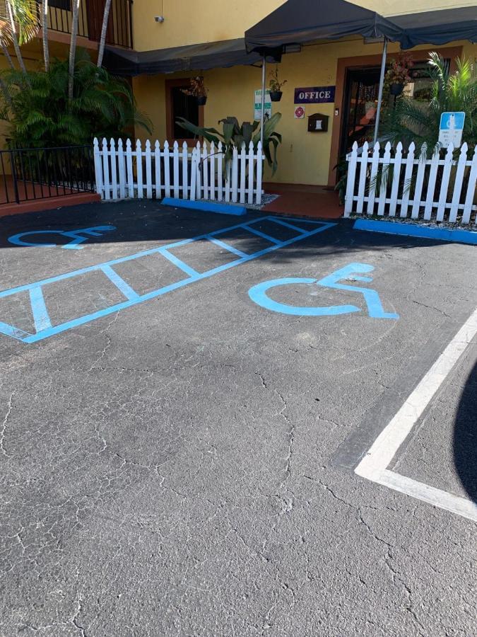 Sunny Palms Inn Лейк Уърт Екстериор снимка